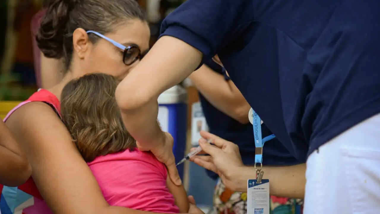 Vacina contra gripe é segura e não causa a doença; saiba mais verdades