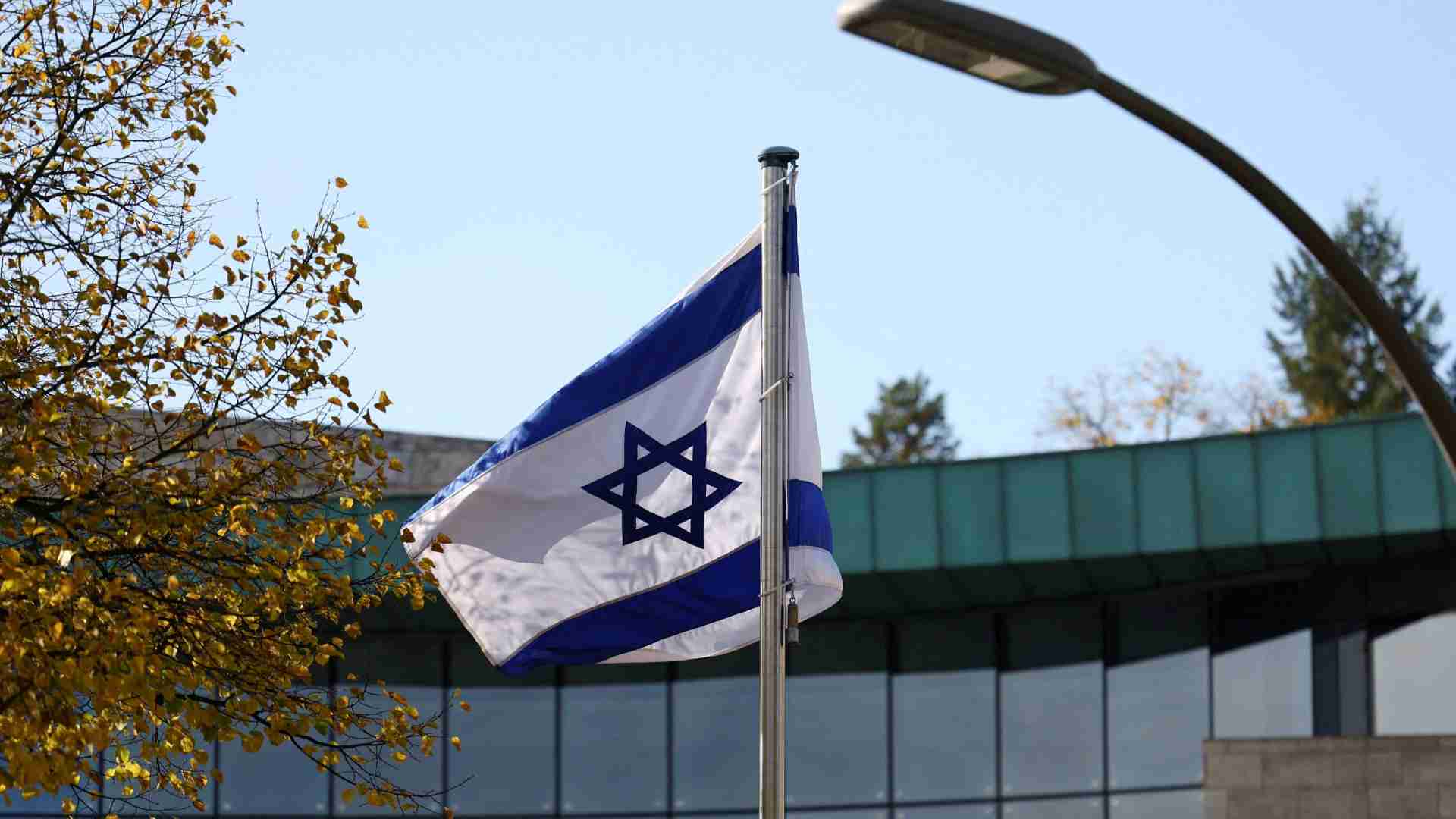 Ataque do Irã mata mais 8 em Israel, que amplia ação militar